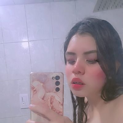 I'm a student I like to provide 3x service I sell fetish content Photos of my feet I make custom Zings and videos