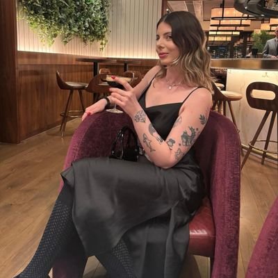 Femme Domina je suis très expérimentée dans l'univers BDSM,je recherche un vrai soumis ou soumise pour être a mes services et m'obéir dans mon Donjon 👠⛓️