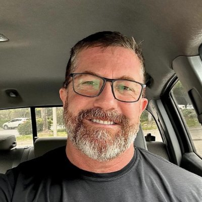 Self Employed Construction/Electrical Engineer studied the course Construction Engineer with a Master Degree currently into sales of used and new machines
