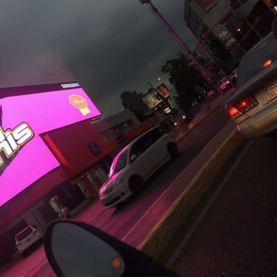 pareja joven en busca de experimentar cosas nuevas