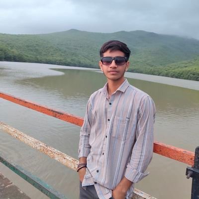 LUCKYRAJSINH__7's profile picture. 19 🇮🇳 || IT'27 || sports || coding