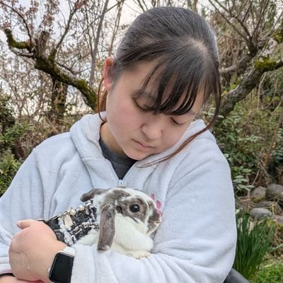 私は今21歳で、16歳の時の自殺未遂により両足を切断。左足が下腿で右足が大腿。腰から下に不全麻痺。
今は多少は気持ちの波はあるけれど、前向きに少しずつ進んでいます!
自殺未遂した私だからこそ自殺防止活動をしていきたい。
講演会や取材等お仕事依頼は下記お問い合わせ専用のGmailまで。
※写真の無断転載は禁止しています。