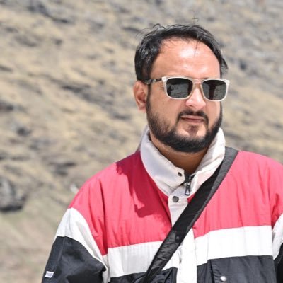 ज़िंदगी का हर पल जीता हूँ,
सपनों को सच करने की कोशिश में हूँ।
हँसते-खेलते दिन गुज़ारता हूँ,
बस अपने अंदाज़ में चलता हूँ।