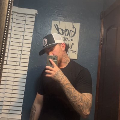 adennnn33's profile picture. 