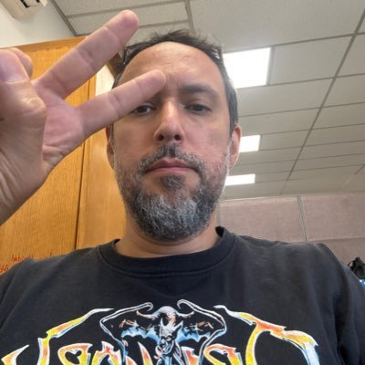 AlejoLiz's profile picture. mientras más ajeno al mundo mejor…La U, metal y películas. no respondo a bots.