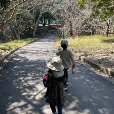 夏生まれ6歳児と、春生まれ4歳児の子育て中。 おいしいもの食べるために働くソーシャルワーカー🤤モットーは「強く優しくおもしろく」。今は、発達障害の相談員をしています。福祉の仕事、たのしいよ!