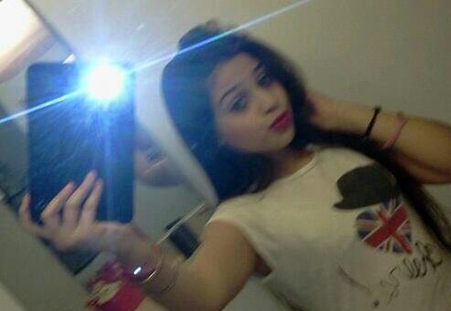 follow..me and I will give you a kiss if your not ganna follow.me than fuck.you...tyna lmfao