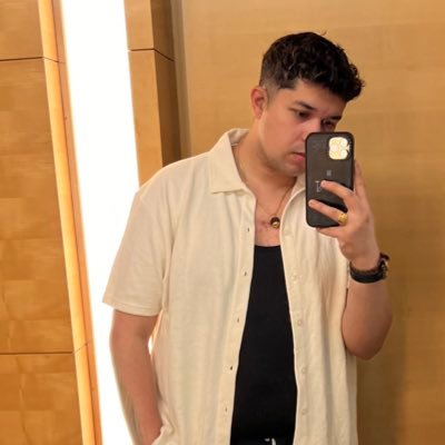‘94 ⁷ Trying to talk others but mostly tweeting to myself about shows/sports/movies/music + important stuff. just follow 👋🏼