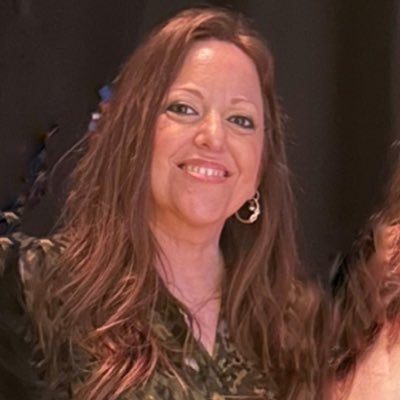 vanifeela's profile picture. El mayor placer de una persona inteligente es aparentar ser idiota delante de un idiota que aparenta ser inteligente.