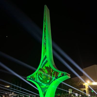 أطلّ ندىً تعاقره الورودُ أغيبُ سدى تخاتله الوعودُ أحنّ إلى دمشق ولستُ أدري أعود لأرضها أم لا أعودُ