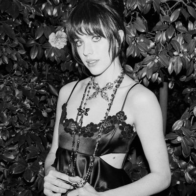 Margaratqualley's profile picture. ⠀⠀ ⠀⠀ ⠀⠀ ⠀⠀gold dust woman