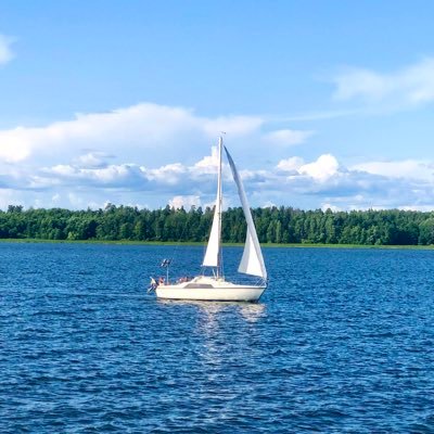 Blått i hjärta och tanke. Men föredrar rött - i glaset. 🇸🇪🇳🇮🇺🇦