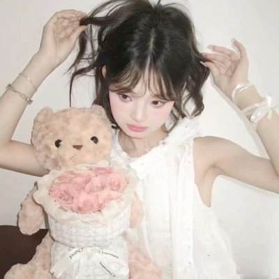 BlossomYilian's profile picture. joining #adoptme & #royalehigh giveaways 

˙ . ꒷ 🍰 . 𖦹˙—