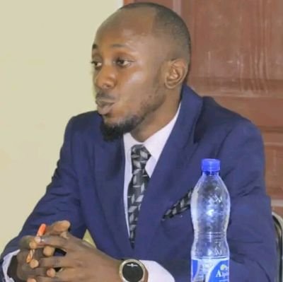 Ingénieur agronome, chimiste Agro alimentaire de l'unikin.
Activiste politique. Cadre du Mouvement citoyen Gilet Vert RDC.