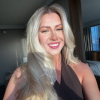 Adri Wells (@adrisdoinwell) Twitter profile photo