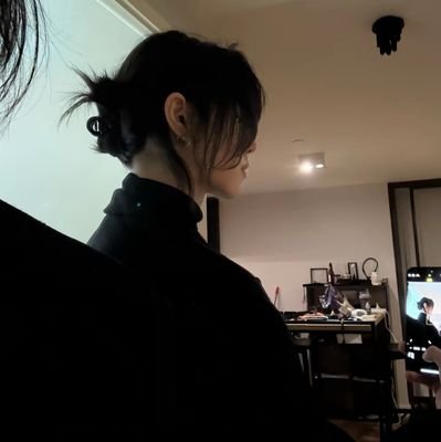 KmtzLy12's profile picture. 