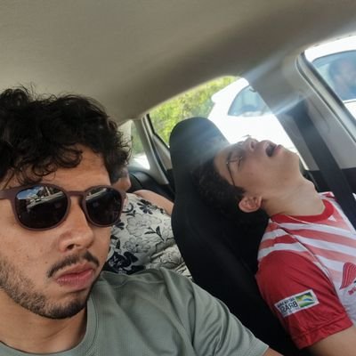 Aprendiz do Bob Construtor, doce de coco da vovó, 80 órgãos, por enquanto, Galo, solteiro, ex-careca 2 vezes, pseudocinéfilo, fã nmr1 da Olivia Rodrigo, solt...