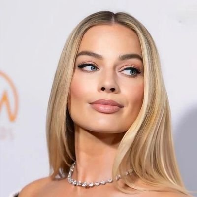 margot8313's profile picture. 