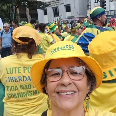 Esposa, mãe e avó. Fazer bolo de rolo em Minas Gerais é minha paixão. Bolsonaro sempre!🇧🇷🇧🇷🇧🇷 Direita, muito direita!!