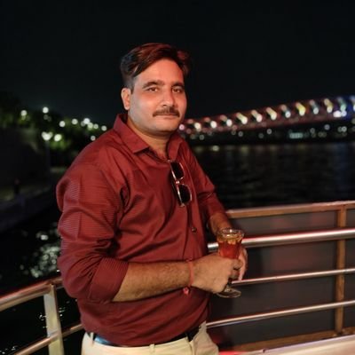''लकीरें हाथ में थीं तो मुक़द्दर थीं,
इन्हें हम बन्द रखते थे!