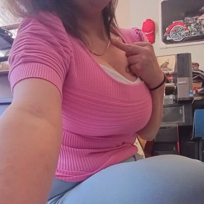 A 40 yrold married bi female , Loves music, her fur babygirl, Athena, and her friends 🧡