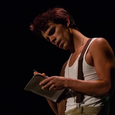 TersseAlex's profile picture. 🗣️Comunico para que el cuerpo no calle.
🤸Doy forma escénica a ideas que buscan verdad, juego y pRReSSencia📲
🎭Raíz teatral. Verbo inquieto. Te leo.