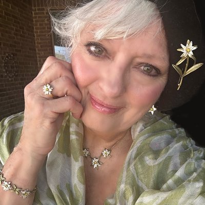 unruly artist 🎨 heart: down to earth 🌍 mind: lost in space 🛸 body: creating to the sound of music https://t.co/f3X8INWlVd