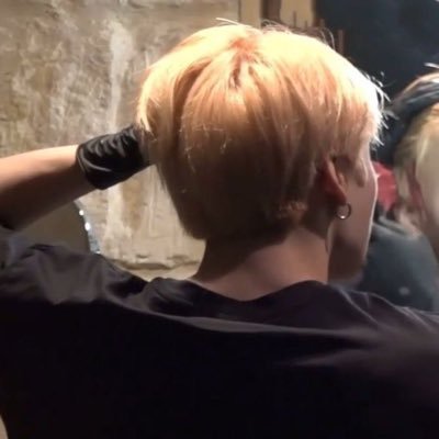 gqldn's profile picture. sometimes when im hooking up with a girl, i pretend she's jimin.