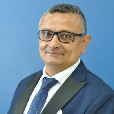 Quiteño de nacimiento.
Guayaquileño por adopción.
Abogado de Profesión.
Político por Convicción.
Máster en Derechos Humanos.
Maestrante Derecho Constitucional.
