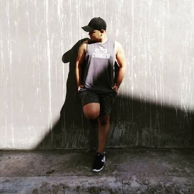 dgreatCr11s's profile picture. into 🍺Beers🚬i smoke🎬into movies🎤music🎹piano player🍔Foodie