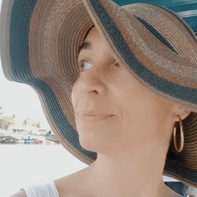 /nah-tu-REH-bah/ n., adj., 1. U.S. expat and GenX trad wife; 2. the quality of a traditional lifestyle; 3. slang, Brazilian-Portuguese for 'sans maquillage'.