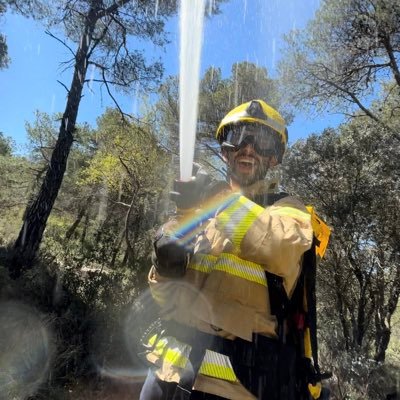 Faig una mica de tot, m’agrada volar🎈, les emergències🚑, el foc🚒, el camp🐐🚜, l’hoquei🏑...