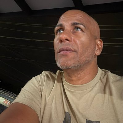 Locutor Profesional y Maestro De Ceremonias...
Los golpes de la vida no pueden DESTROZAR a una persona, cuyo Espíritu se forja con los FUEGOS del Entusiasmo..