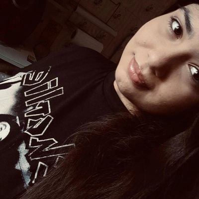 Larivvv1's profile picture. somos seres temporários prometendo eternidades.