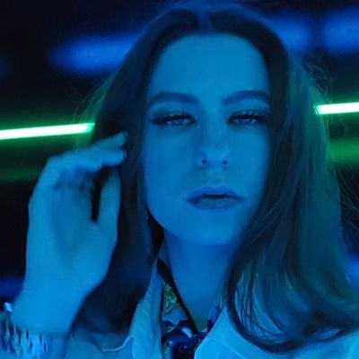 high femme en perdition • elle trône idole insensible et fragile, de la peinture sur ses ongles et dans ses cils