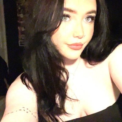 emxbl's profile picture. Don’t think just send 🖤.                      : https://t.co/hlkFaL7u4r