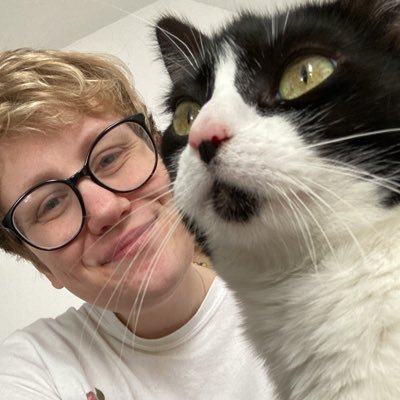 community manager at https://t.co/QsamnHn3kb 💻 / book lover, cat parent, theatre nerd & wannabe academic 📚