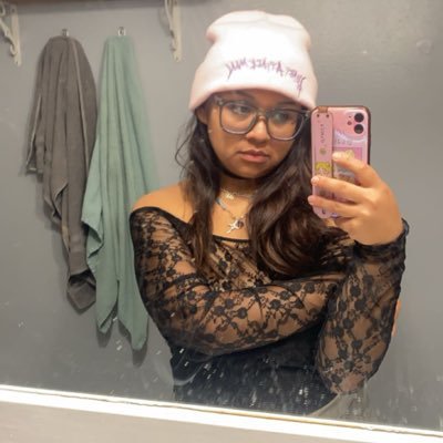 softcore freak w/ a god complex and a snack drawer 🔗 I post like I’ve never been humbled 🔗 pretty but problematic in the replies.