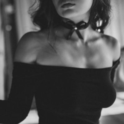 Lady of sultry tales, I weave erotic novels dripping with desire. Elegant passion awaits in my world of forbidden allure. 🖤