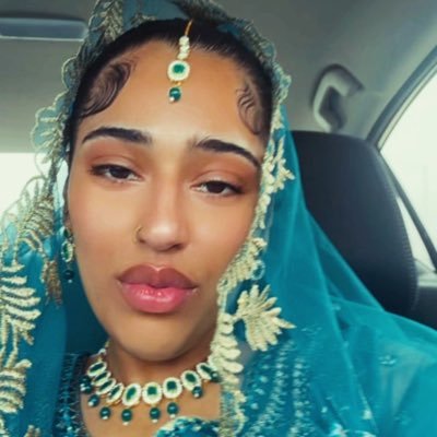 juicehours's profile picture. heavy is the head that wears the crown 👑🦪