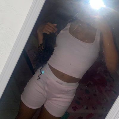 prettyliloneshi's profile picture. stop watching me bitch 🤡