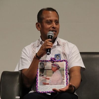 Del pueblo Tutunakú de Pantepec, Sierra Noroccidental de Puebla. Hijo de Tomás, desaparecido político desde 01/05/1990. Descendiente de parteras y curanderas...