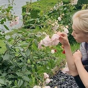 Maddiatay's profile picture. giving music reviews!!