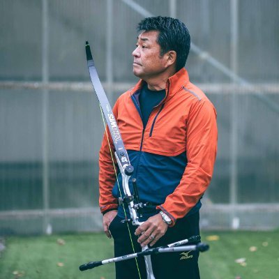 高校生でアーチェリー日本一となり将来を期待されるも大学受験に失敗。大学生で出場した五輪で銅メダルを獲得。人生順風満帆と思いきやその後の五輪では目立った成績を残せず。苦汁をなめるなか41歳で20年振りとなる五輪メダルを獲得。「中年の星」として一躍人気者に。幾多の成功と苦難・挫折を知るそんな山本博が伝える人生を輝かせる言葉
