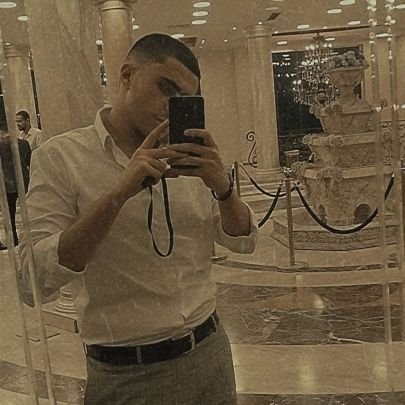 uwk 🇦🇹
♒ Aquarius
. اذا لم تكن لى والزمان شرم برم.. فلا خير فيك والزمان ترللى..