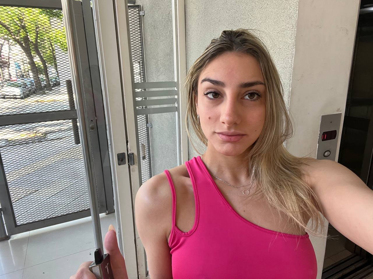 5rrMf2O0HKFK6uL's profile picture. college student who loves binge watching netflix series a lil too much