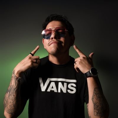 🎮 Level 35 | 🦖 Maestro de dinosaurios y domador de DAX 💻 | 🎸 Rock & números 🖤 | 🐾 Guardián de tres lobos en miniatura | 🎬 Conquistador de series y anime