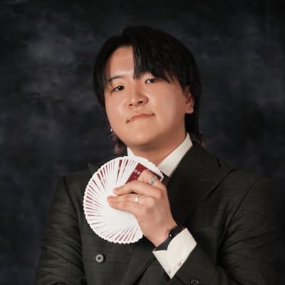 関西を拠点にテーブルホップをメインに現在活動しております。 magic cafe & bar SHINSEKAI 不定期出演 お仕事の御依頼、御相談はDMにてお待ちしております!✨️ Illus所属マジシャン(21)