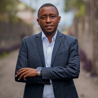 Journaliste multimédia, assistant de l'enseignement supérieur et consultant en communication sociale
