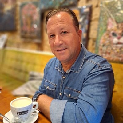 Educador Social. Maestro Educación Física y Licenciado en Psicopedagogía. Entrenador Nivel Básico UEFA B